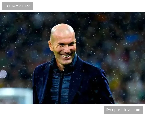 齐达内战术哲学揭秘:法国传奇教练如何以智慧重塑比赛格局