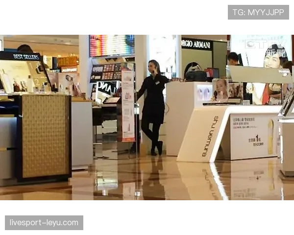 施洋训练完直接去奢侈品店刷卡，柜姐以为他是陪练的